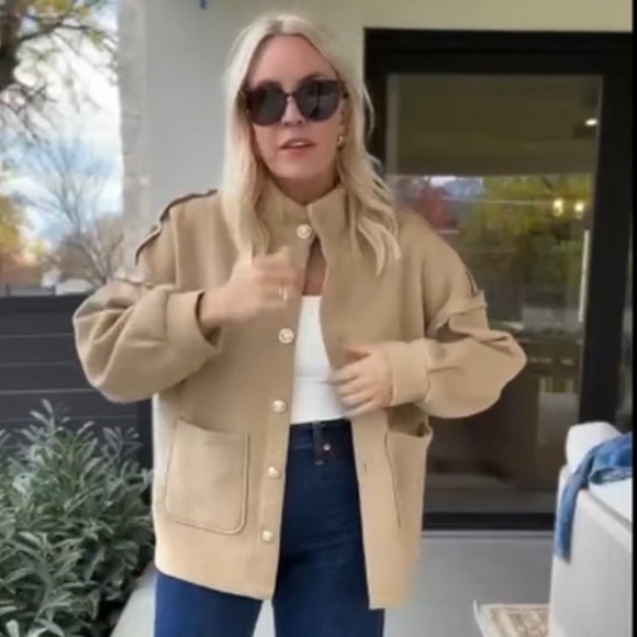 Oversized Cotton blend Jacket with gold buttons. Beige. NWT. - Picture 4 of 7